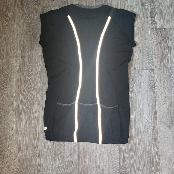 Lululemon Cycling Shirt black lined in gray has three back pockets quarter zip - Picture 10 of 11